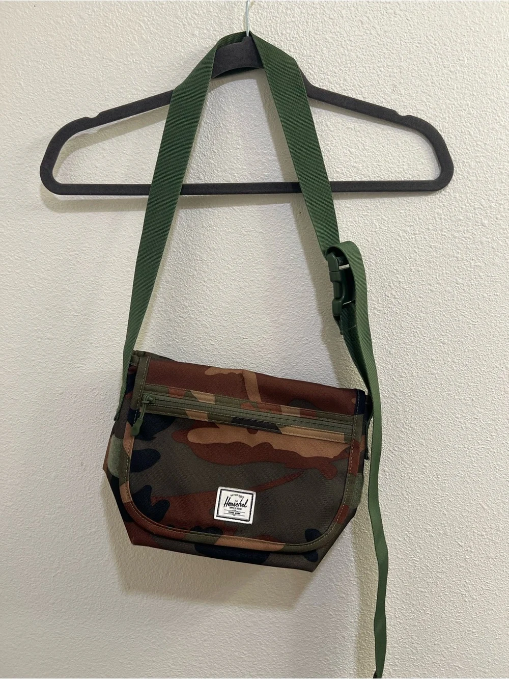 Herschel • mini camo messenger bag